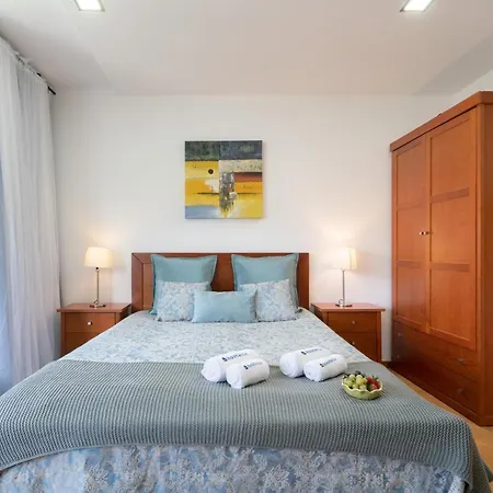 Bright Quiet Flats W/ Terrace *