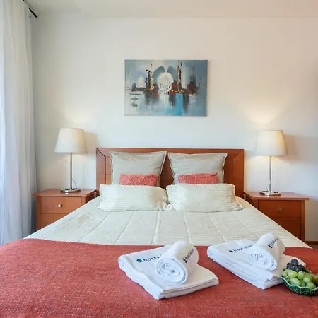 Bright Quiet Flats W/ Terrace * Porto