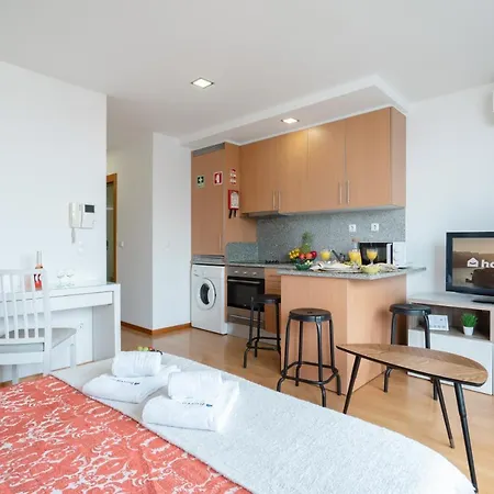 Bright Quiet Flats W/ Terrace *