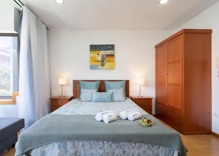 Bright Quiet Flats W/ Terrace *