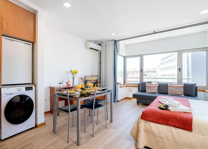 Bright Quiet Flats W/ Terrace Πόρτο