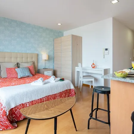 Bright Quiet Flats W/ Terrace