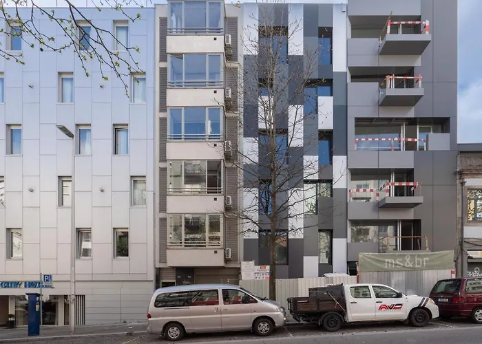 Bright Quiet Flats W/ Terrace *