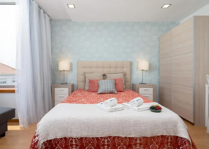 Bright Quiet Flats W/ Terrace Oporto